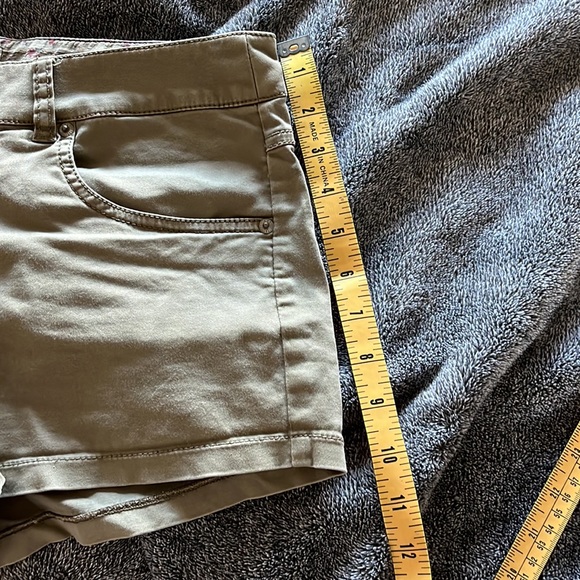 Guess shorts olive green 26 - Picture 2 of 8